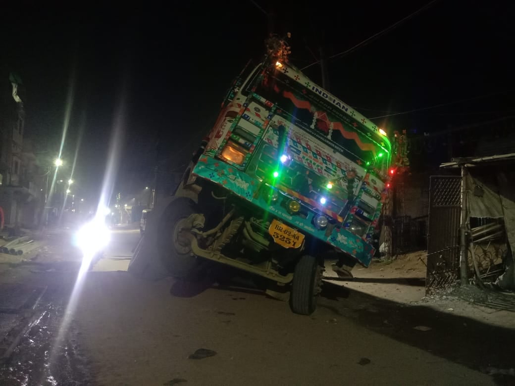 दरगाह रोड में नमामि गंगे के द्वारा सड़क खोदे जाने का विरोध, प्रदर्शन, नारेबाजी