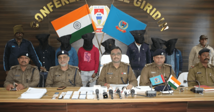 गिरिडीह : पुलिस ने क्रेडि'ट कार्ड धारकों को ठगने वाले सात साइबर अपराधी को किया गिरफ्तार, कई समान बरामद