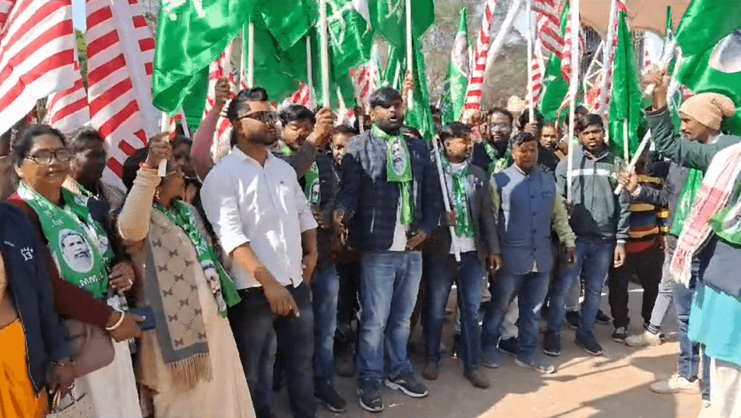 सीएम हेमंत को ईडी के 10वें समन के बाद उबाल, राजभवन  के सामने प्रदर्शन के लिए निकले झामुमो कार्यकर्ता