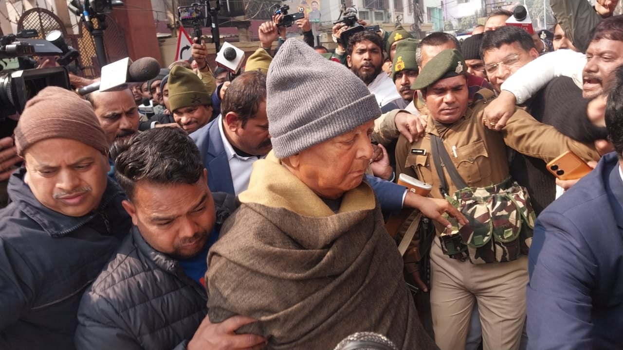 लालू यादव पहुंचे ED दफ्तर, लैंड फॉर जॉब स्कैम मामले में होगी पूछताछ