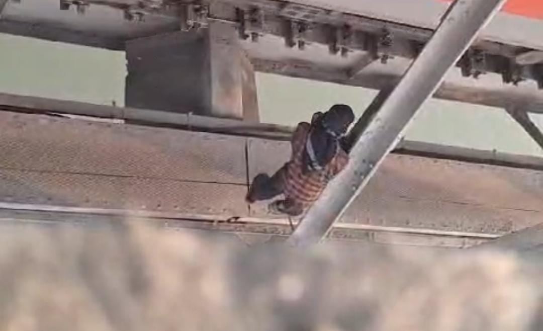 झपट्टामारों के खिलाफ मोकामा पुलिस सख्त! घेराबंदी कर एक को किया गिरफ्तार, राजेंद्रसेतु पर ट्रेनों से करता था छिनतई