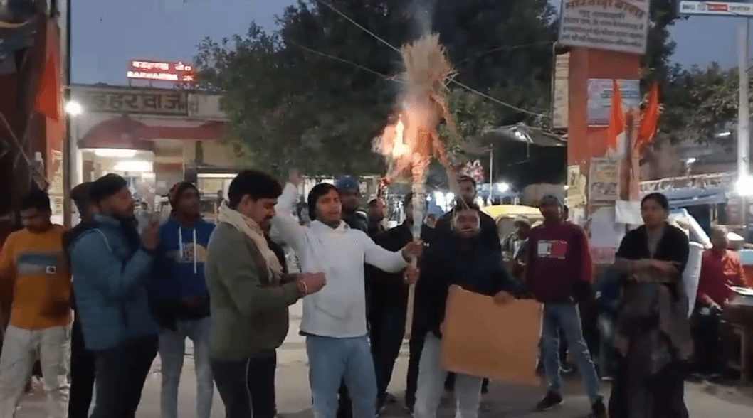 साहिबगंज: JSSC पेपर लीक मामले को लेकर छात्रों का फूटा गुस्सा, मुख्यमंत्री हेमंत सोरेन का किया पुतला दहन