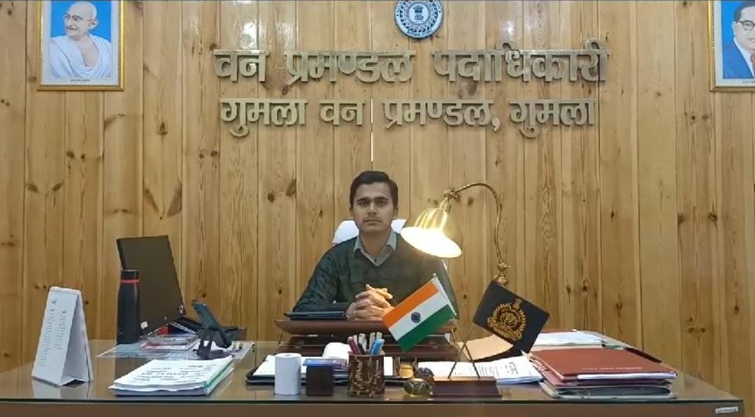 गुमला में वन विभाग की अनोखी पहल! जंगल बचाने के लिए अपनाया ऐसा अनोखा तरीका कि दिल से जुड़ गये ग्रामीण, पढ़ें विस्तार से