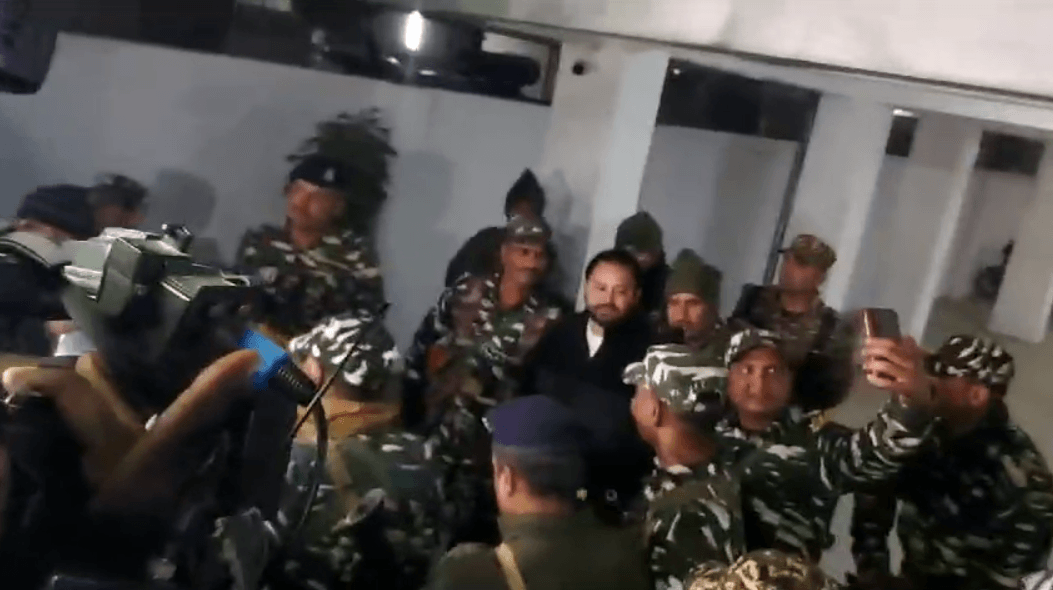 BREAKING : ईडी दफ्तर से बाहर निकले तेजस्वी, 12 अधिकारियों ने पूछे 60 सवाल