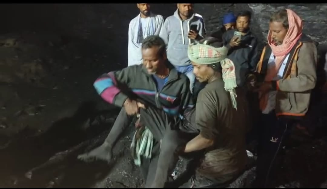 धनबाद के निरसा में अवैध खनन के दौरान फिर चाल धंसी, जेसीबी से मलवा हटा तो मिला शव