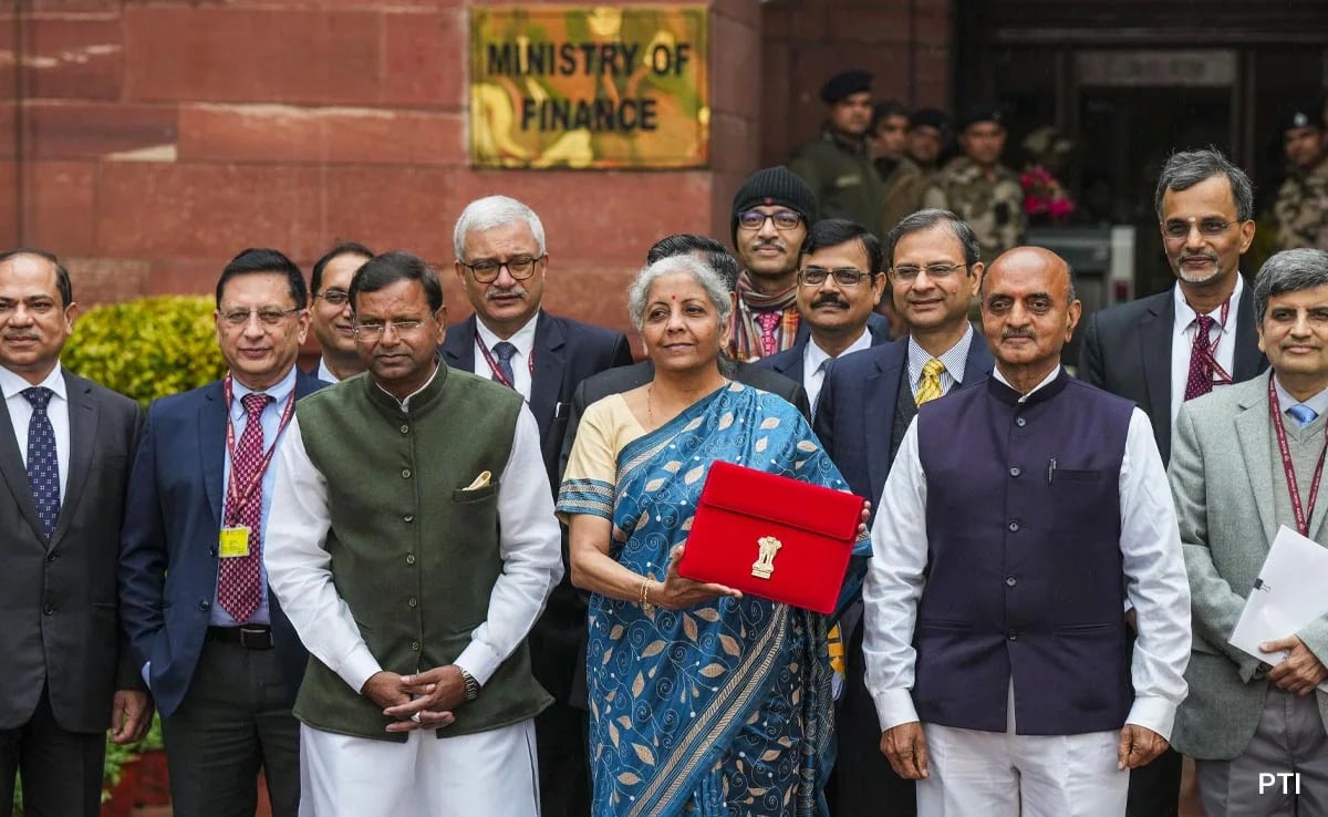 आम चुनाव से पहले मोदी सरकार 2.0 का आखिरी बजट आज, वित्त मंत्री निर्मला सीतारमण के पिटारे से किसे मिलेगा फायदा?