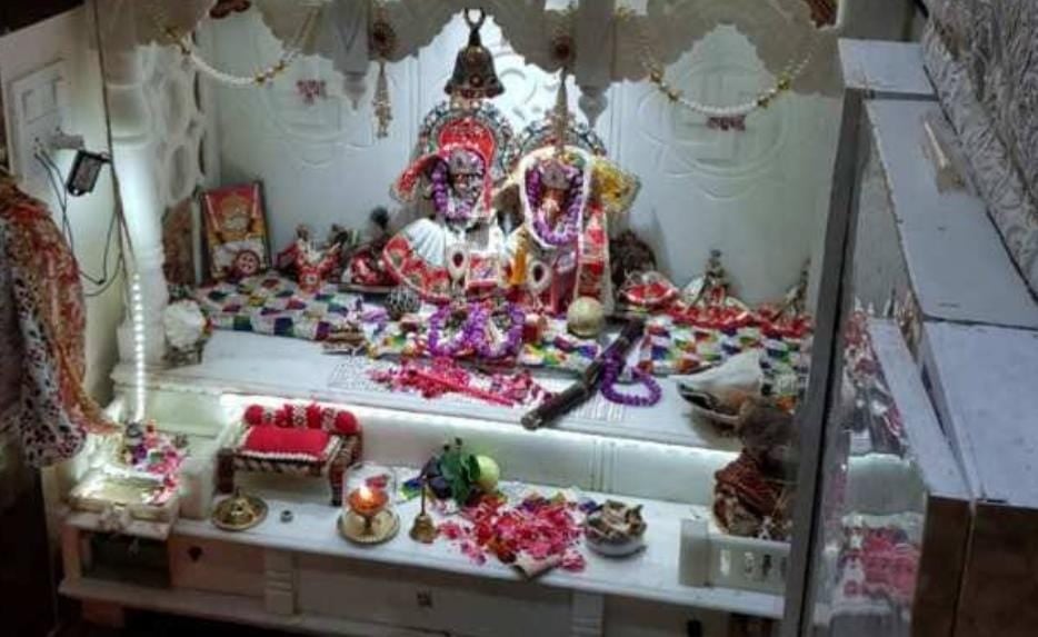 घर के मंदिर में रखें ये 4  चीजें धन से हो जायेंगे मालामाल! हर पल माता लक्ष्मी का होगा निवास पढ़ें इन चीजों के नाम