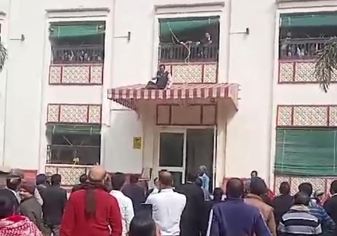 BREAKING: हाईकोर्ट की छत से वकील ने लगाई छलांग, पढ़ें आगे क्या हुआ