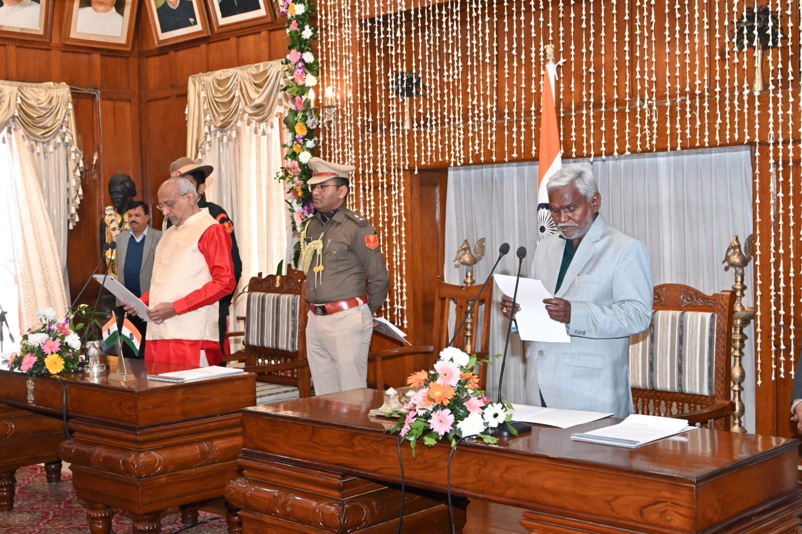 Big update: चंपई सोरेन का शपथ ग्रहण सम्पन्न, कैबिनेट की पहली बैठक आज, पांच फरवरी को विधान सभा के विशेष सत्र में साबित किया जा सकता है बहुमत