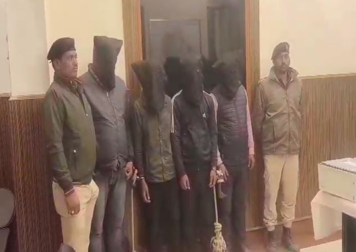 मोतीहारी: 4 लाख 13 हजार जाली नोट और चरस के साथ चार तस्कर गिरफ्तार, नोट छापने की मशीन भी बरामद