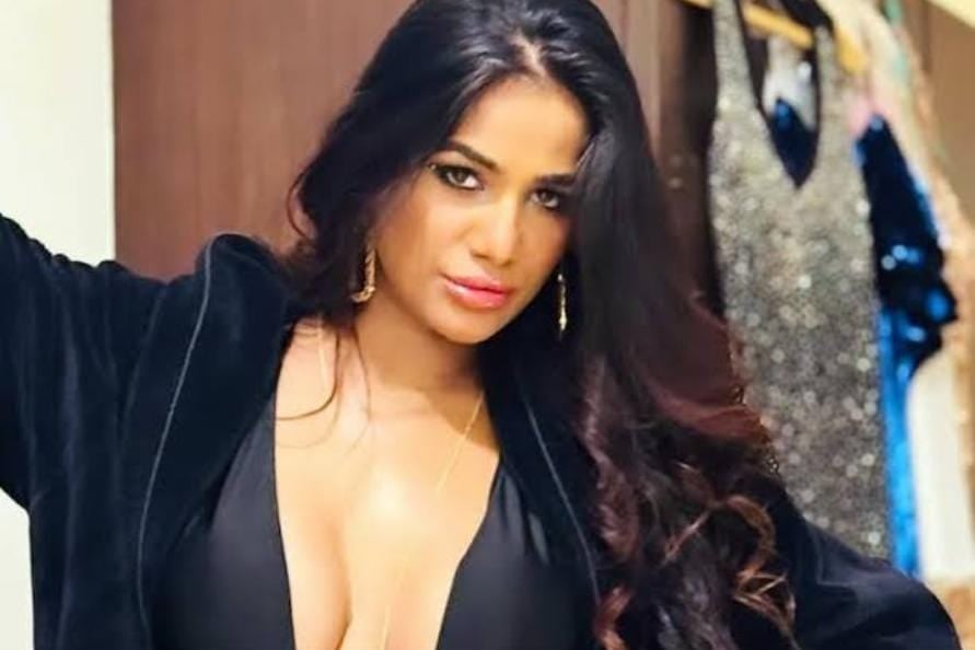 Poonam pandey:मौत के एक दिन बाद फिर जिंदा हुई एक्ट्रेस पूनम पांडे! वीडियो जारी कर कहा ‘मैं जिंदा हूं,’ बताया मौत की झूठी खबर फैलाने की वजह