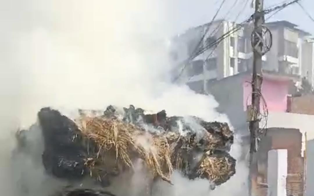 जमशेदपुर:पुआल लदे वाहन में लगी आग, धू-धू कर जला सारा पुआल, पढ़ें आग की वजह