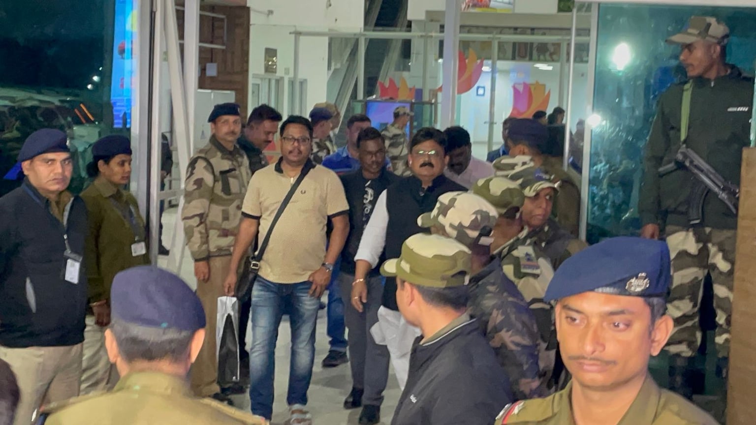 Big Breaking : हैदराबाद से रांची पहुंचे महा गठबंधन के विधायक, कल का दिन बेहद महत्वपूर्ण विधानसभा में होना है सरकार के पक्ष में  फ्लोर टेस्ट