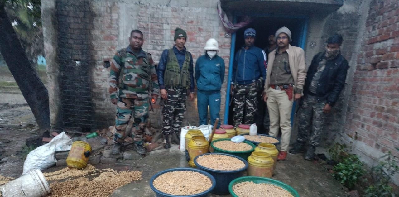 अवैध शराब के खिलाफ पलामू पुलिस की बड़ी कार्रवाई! भारी मात्रा में शराब और जावा महुआ को किया नष्ट, शराब निर्माण के उपकरण जब्त