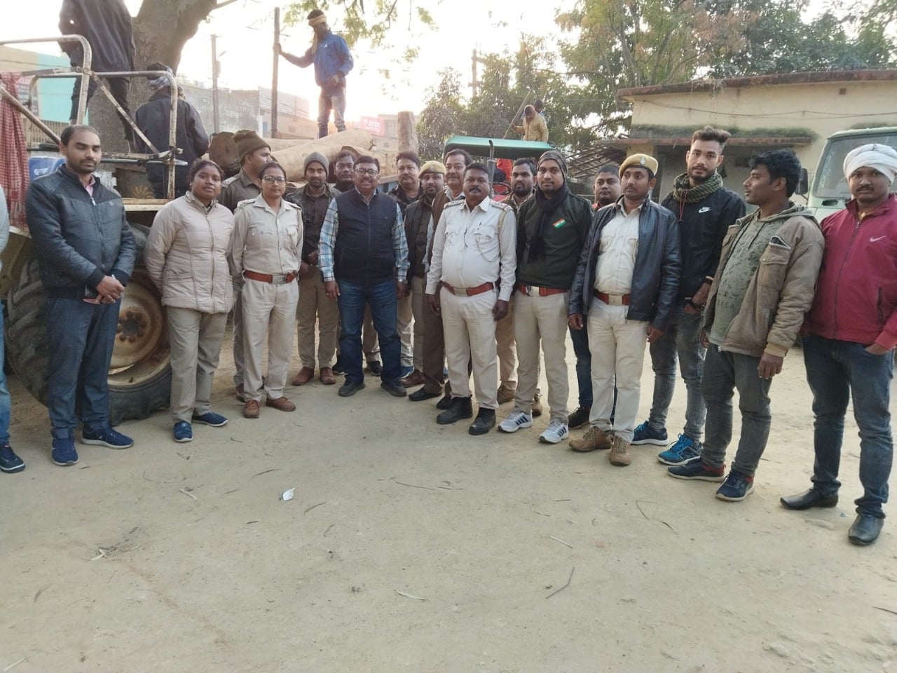 संयुक्त टीम बनाकर की गई कार्रवाई,लाखों रुपये की लकडी जब्त