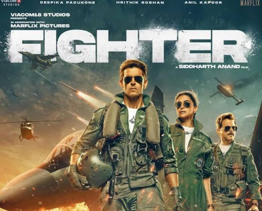 ऋतिक रोशन की ‘फाइटर’ पर गहराया विवाद!  फिल्म में एयरफोर्स की यूनिफॉर्म में Kiss करना पड़ा भारी, सीन के खिलाफ नोटिस जारी