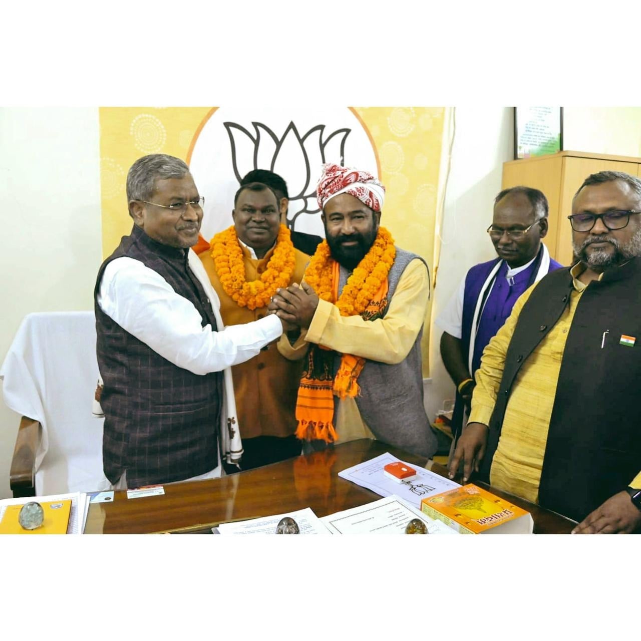 देवीधान टुडू की घर वापसी, बीजेपी प्रदेश अध्यक्ष बाबूलाल मरांडी ने किया स्वागत