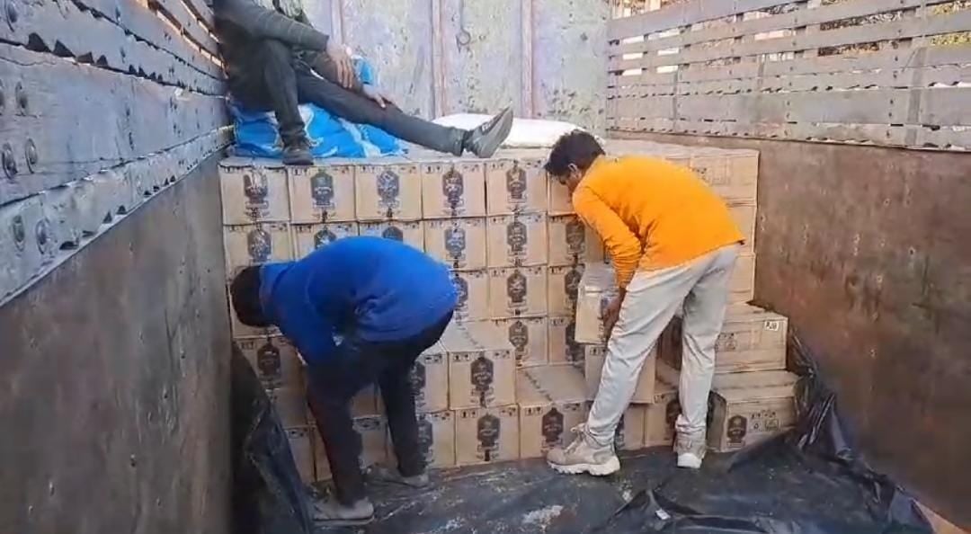 मुजफ्फरपुर में उत्पाद विभाग की बड़ी कार्रवाई! 80 लाख की विदेशी शराब सहित एक ट्रक और 5 पिकअप किया जब्त