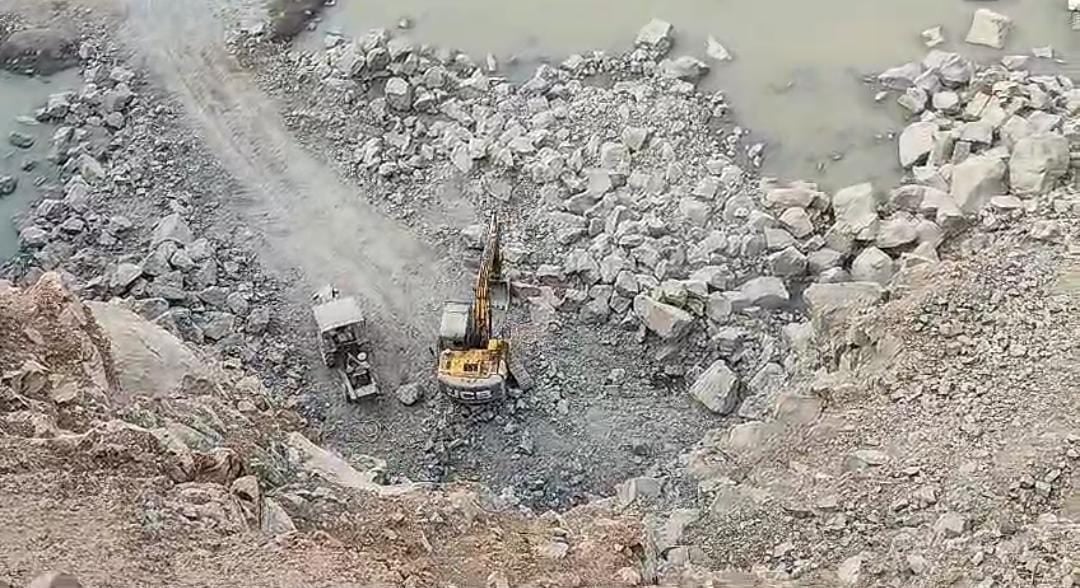 खनन माफियाओं ने बिगाड़ी साहिबगंज की प्राकृतिक सुंदरता! माफियाओं की करतूत से विवादों में आया जिला, खुलासे के बाद सवालों के घेरे में हेमंत सोरेन