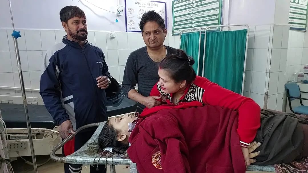 देवघर में दर्दनाक सड़क हादसा! पुलिस बस और स्कूटी की जोरदार टक्कर में एक बच्ची की मौत, दो घायल, पढ़ें पुलिस ने क्यों किया लाठीचार्ज