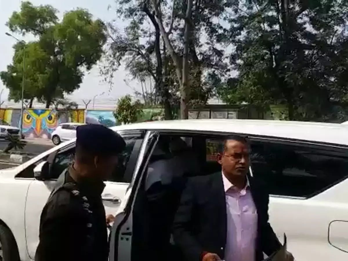 साहिबगंज DC रामनिवास यादव पहुंचे ईडी दफ्तर, जानिए क्या हो सकते हैं सवाल