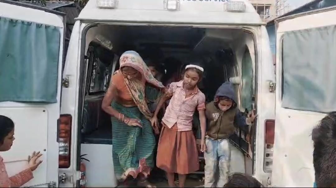 कैमूर: एल्बेन्डाजोल की दवा खाने से बिगड़ी सैंकड़ो स्कूली बच्चों की तबियत, अस्पताल में कराया गया भर्ती, पढ़ें डीएम ने क्या कहा