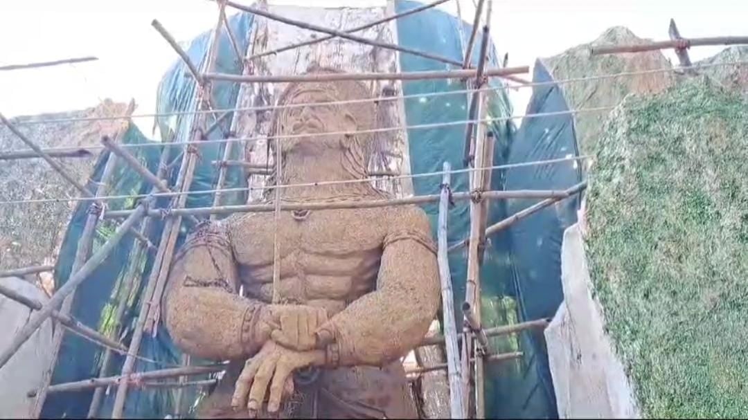 सरायकेला के डोभो में बन रहा है तेलुगु फिल्म 'हनुमान' की थीम पर पंडाल, मूर्तिकार नहीं विद्यार्थी बना रहे है मूर्ति, पढ़ें क्या है खास