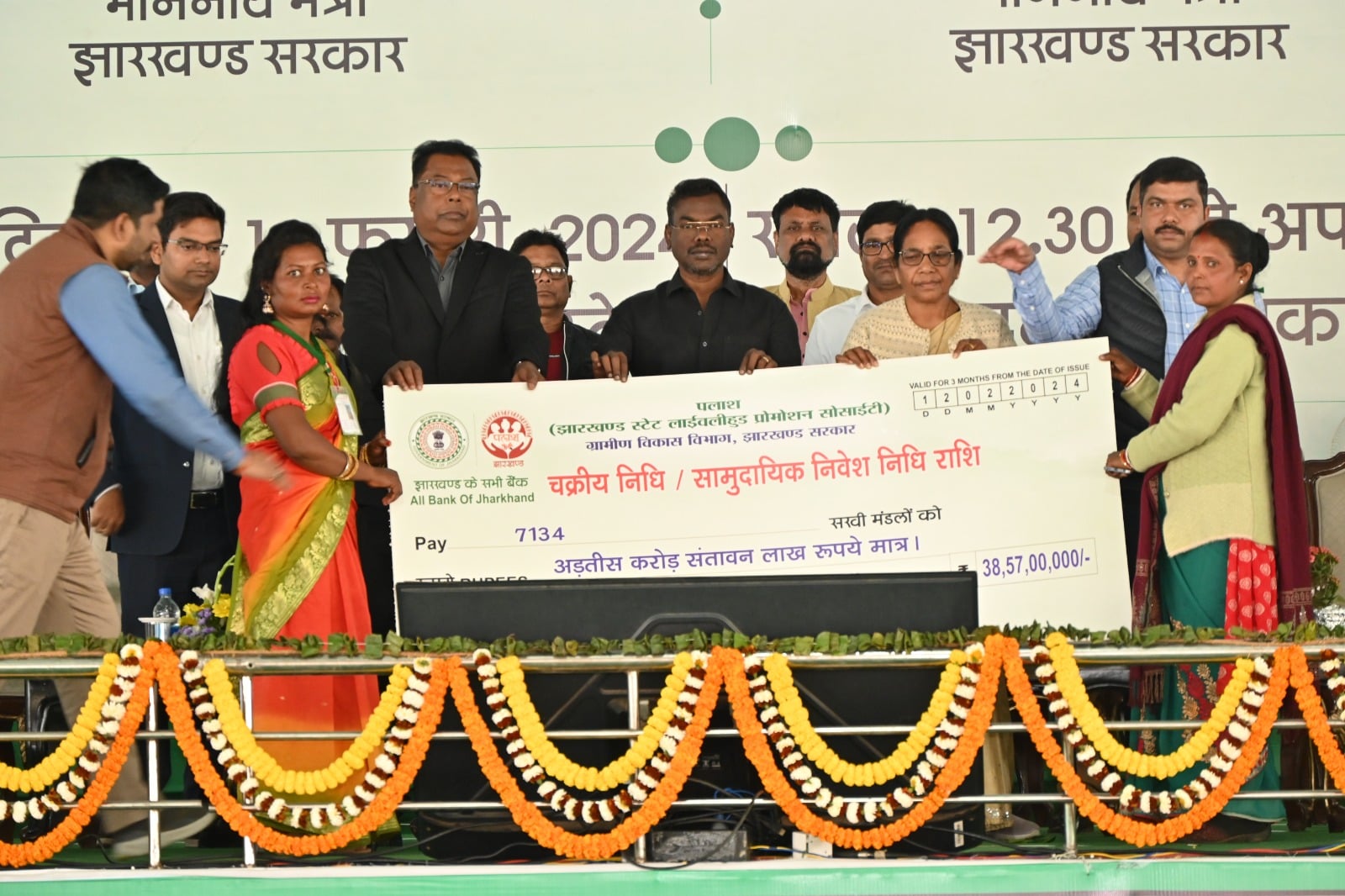 दुमका: रांची में हुआ सखी मंडल दीदीयों का महाजुटान ! विधायक बसंत सोरेन ने कहा घर की दहलीज लांघ आत्मनिर्भर बन रही है संताल परगना की महिलाएं