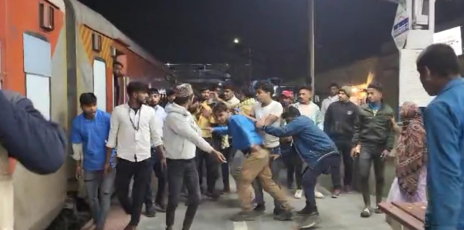 अररिया: सीमांचल एक्सप्रेस में रंगे हाथ पकड़ाया मोबाइल चोर, भीड़ ने जमकर की पिटाई