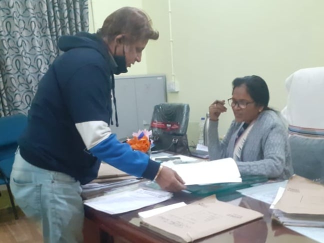 जिला शिक्षा पदाधिकारी से मिले अभिभावक, कहा मनमानी कर रहे धनबाद के निजी स्कूल