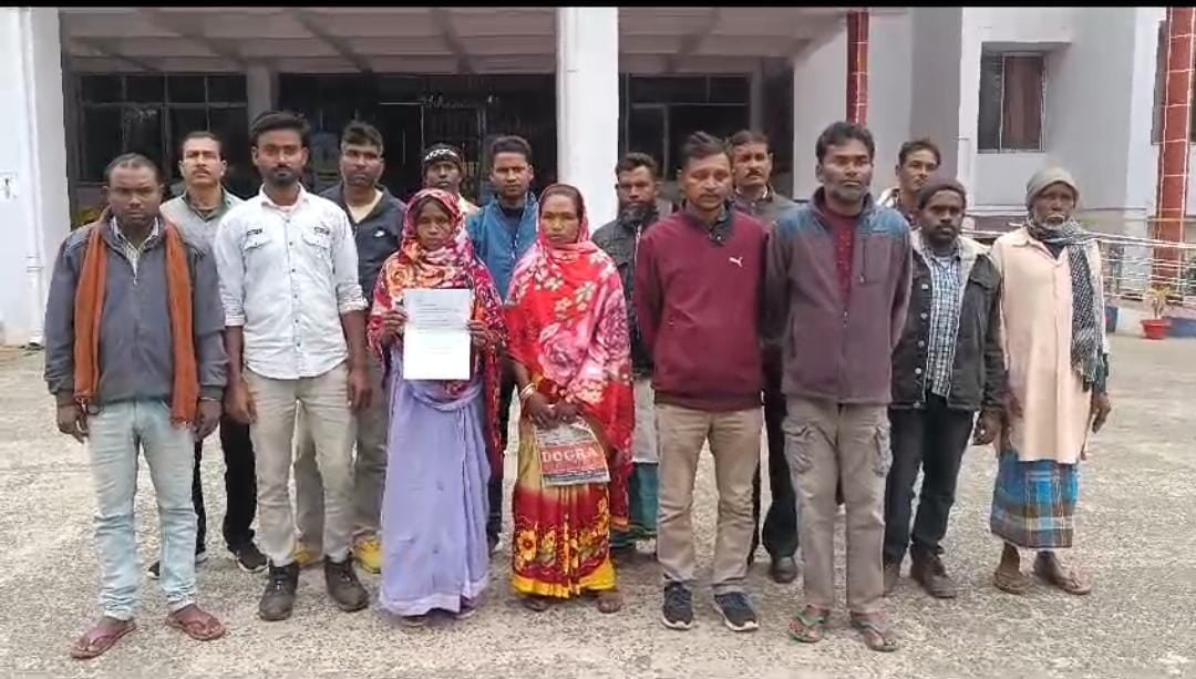 दुमका में अबुआ आवास योजना में धांधली का आरोप, ग्रामीणों ने डीसी को सौंपा ज्ञापन, जानिए पूरी खबर