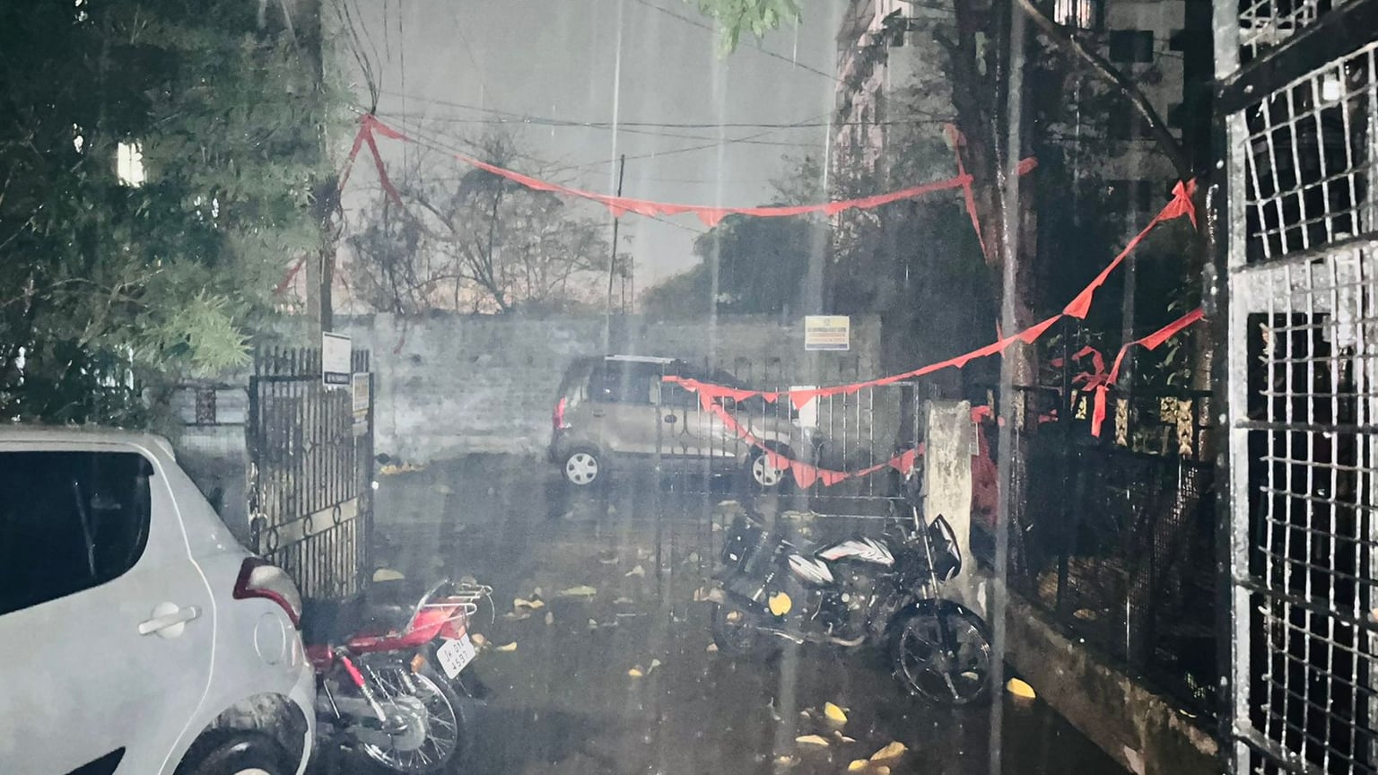 राजधानी रांची में झमाझम बारिश, बेमौसम पानी ने सरस्वती पूजा का रंग किया भंग
