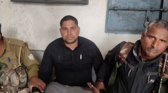 20 हजार रुपए घूस मांग रहा था गोला थाना का दारोगा..., जानिए फिर आगे क्या हुआ