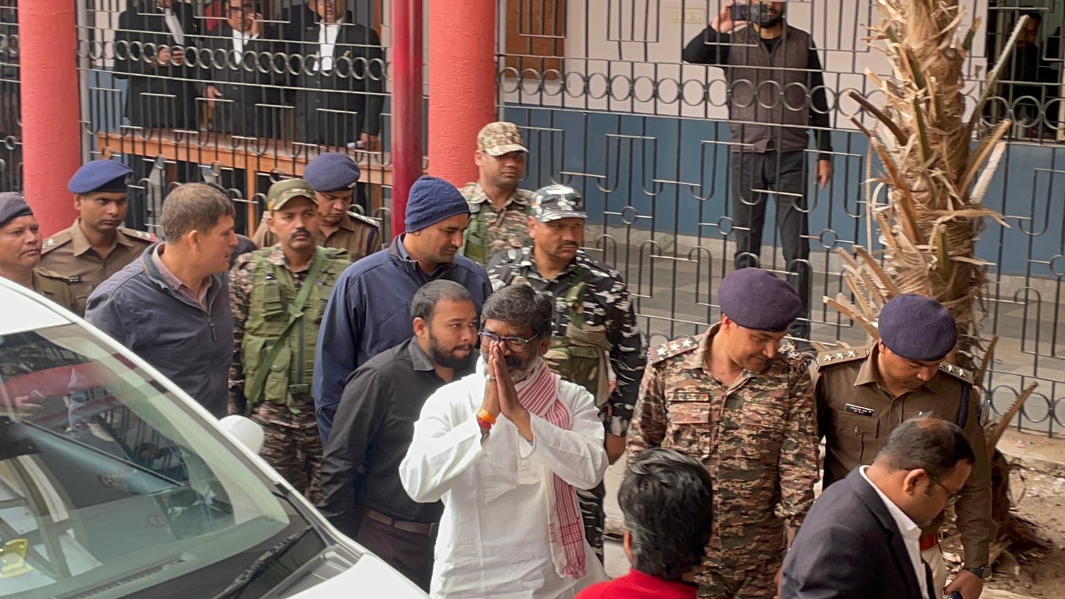 Breaking News:- हेमन्त सोरेन  ED कोर्ट मे पेशी के बाद भेजे गए होटवार जेल , पूर्व मुख्यमंत्री की ईडी की रिमांड खत्म