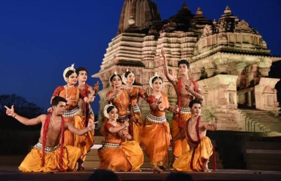 एमपी के खजुराहो महोत्सव में दिखेगी झारखंड के आदिवासियों की जीवन कला, देवघर के इस ग्रुप को मिला आर्ट मार्ट प्रदर्शनी का निमंत्रण, पढ़ें विस्तार से