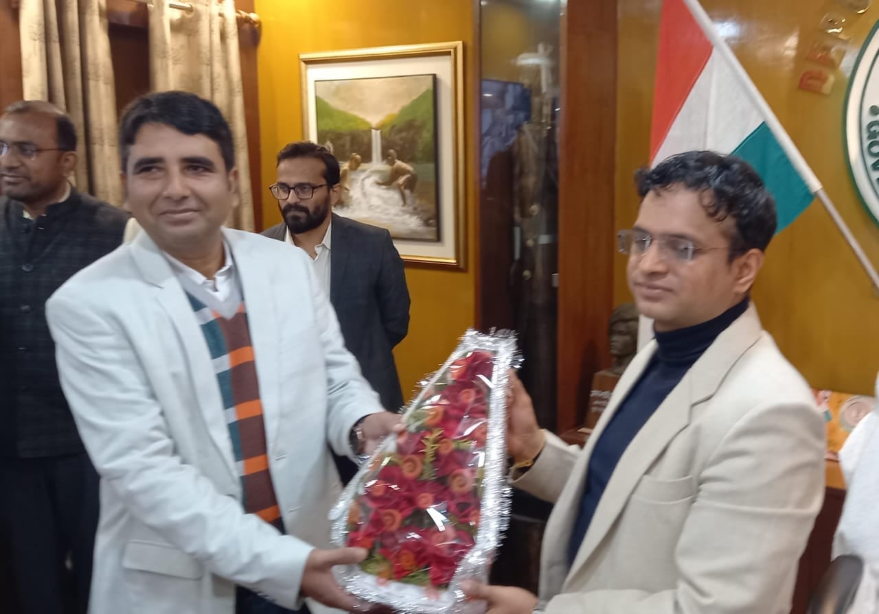 साहिबगंज के 36 वें डीसी के रूप में हेमंत सत्ती ने किया पदभार ग्रहण, विभिन्न विभागो के पदाधिकारियों ने बुके देकर किया स्वागत