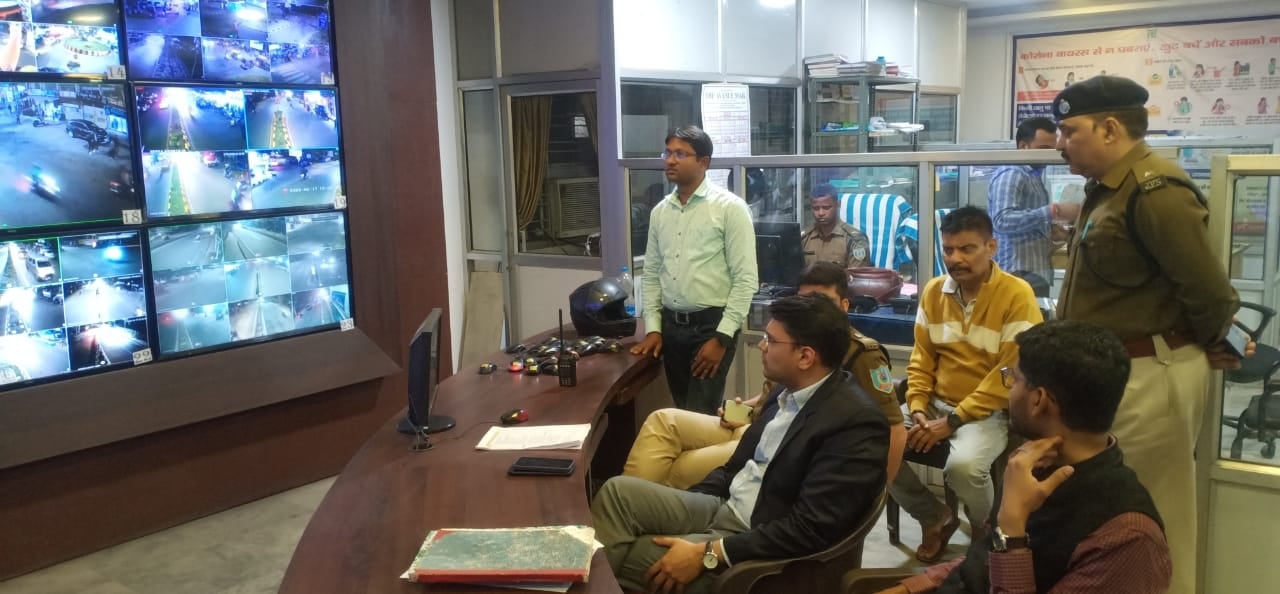 जमशेदपुर:डीसी अनन्य मित्तल ने किया साकची थाना स्थित जिला कंट्रोल रूम का औचक निरीक्षण, पदाधिकारियों को दिया आवश्यक दिशा निर्देश