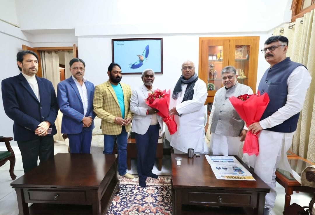 झारखंड में सियासी तूफान के बीच सीएम चंपाई ने की खड़गे से मुलाकात, क्या छंटेंगे संकट के बादल