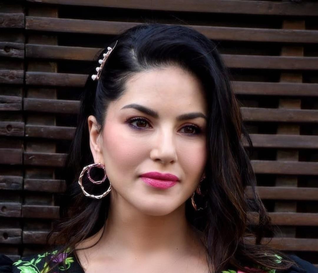 सनी लियोन ने बॉलीवुड से लिया संन्यास! आईटम गानों पर ठुमका लगाने की जगह पुलिस भर्ती परीक्षा में लेंगी हिस्सा, एडमिट कार्ड हुआ जारी