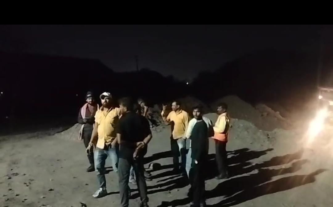 धनबाद:पुटकी में एसटीजी आउटसोसिंग कंपनी के डंपिंग यार्ड में अपराधियों ने की बमबाजी, घटना से दहशत में कर्मी, पढ़ें कितना का हुआ नुकसान