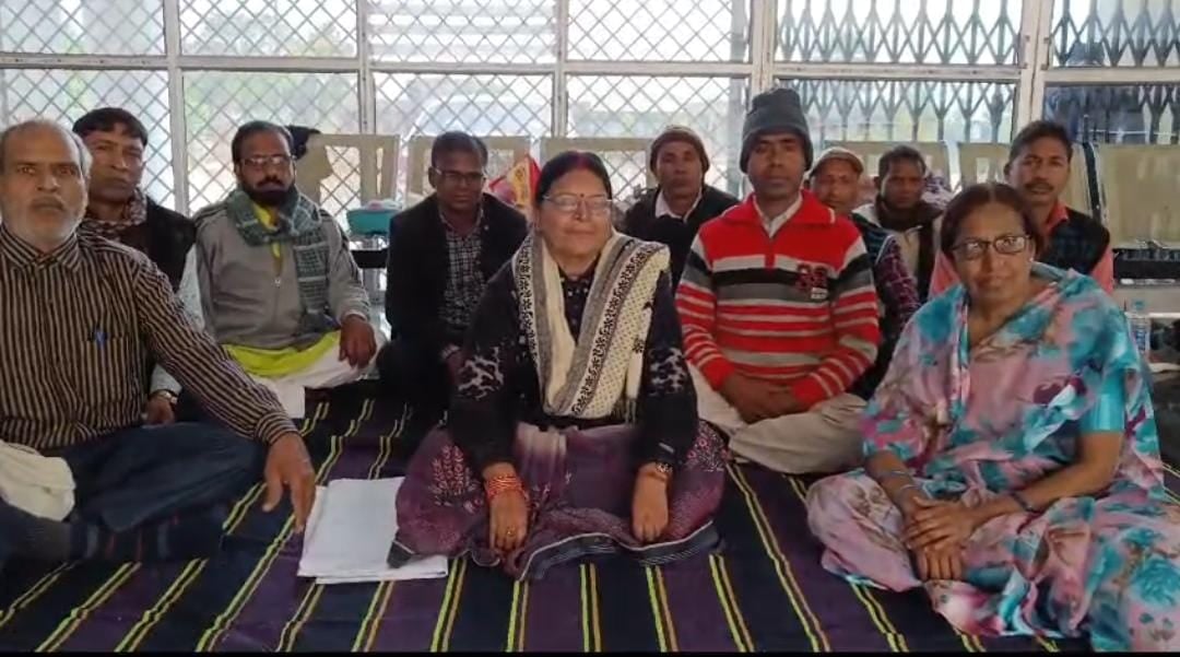 दुमका:सिदो कान्हू मुर्मू विश्वविद्यालय परिसर में धरने पर बैठी प्रोफेसर डॉ सुमन लता, प्रबंधन पर नियमों को तोड़ने का लगाया आरोप, पढ़ें पूरा मामला
