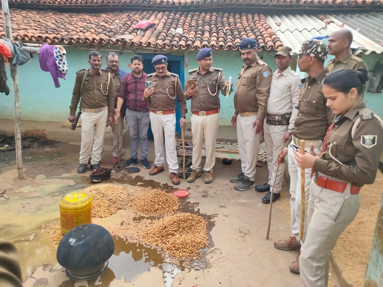 आगामी लोकसभा चुनाव को लेकर उत्पाद विभाग की ताबड़तोड़ छापेमारी,140 किलो जावा महुआ और 70 लीटर चुलाई शराब जब्त, 6 गिरफ्तार