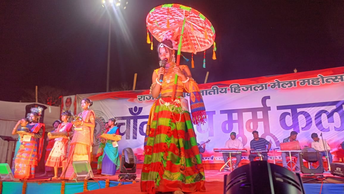 आकर्षण का केंद्र बना राजकीय जनजातीय हिजला मेला! रोजाना हो रहे है कई रंगारंग कार्यक्रम, पढ़ें कैसे ट्राइबल फैशन शो में युवतियों ने बिखेरा जलवा