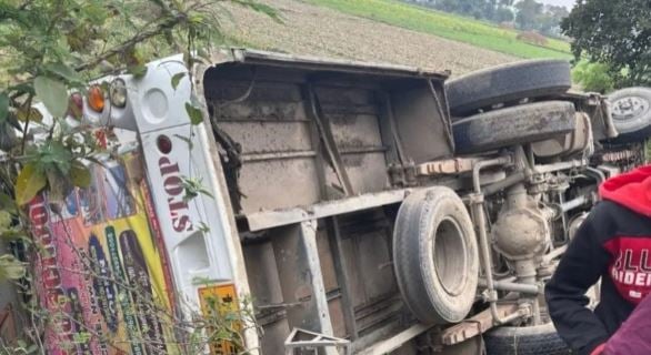 खचाखच स्कूली बच्चों से भरी बस पलटी, ड्राइवर पर नशे में गाड़ी चलाने का आरोप , जानिए कहां का है ये सड़क हादसा