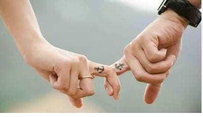 घर के दारवाजे पर तीन दिन तक एक प्रेमिका का धरना, जानिए फिर आगे क्या हुआ