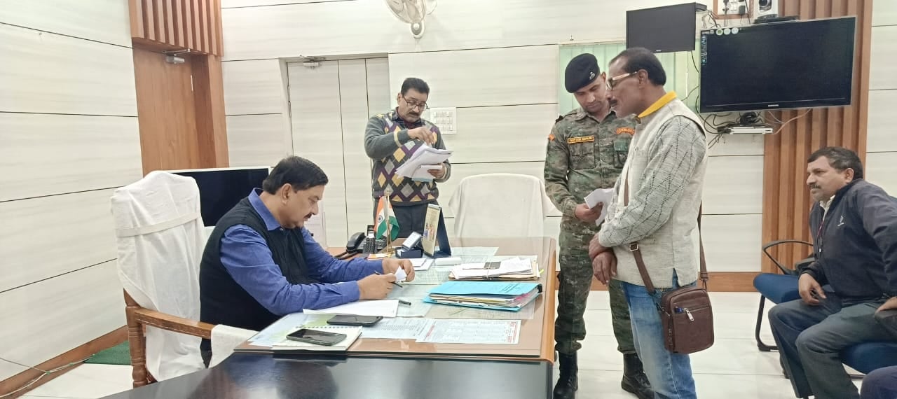 गोपालगंज:डीएम दरबार में अजब-गजब फरियाद लेकर पहुंचा फरियादी! कहा- हुजूर! मेरी शादी करवा दीजिए, दरवाजे पर आते है मेहमान तो भगा देते है भाई