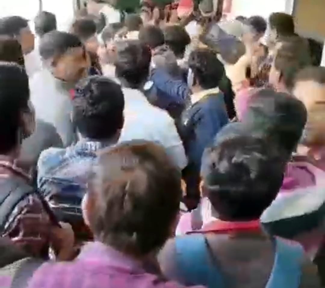 मोतिहारी:डिजिटल  ज्वाइनिंग के दौरान आपस में भिड़े नवनियुक्त शिक्षक और विभाग के कर्मी, जमकर हुई मारपीट, स्कूल प्राचार्य की जमकर हुई पिटाई