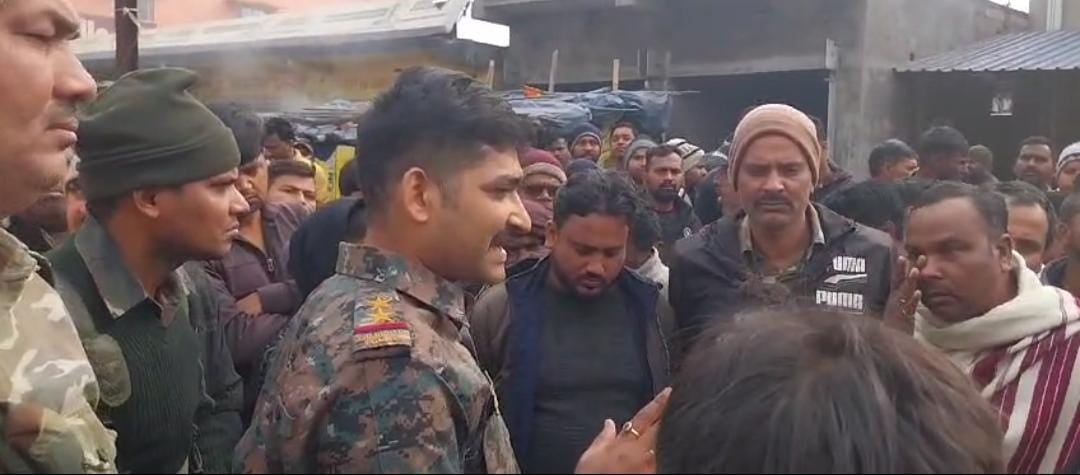 लातेहार:बेखौफ अपराधियों ने घर में घुसकर की युवक की हत्या, आक्रोशितों ने मुख्य सड़क कर दिया था जाम, पढ़ें क्या है ग्रामीणों की मांग