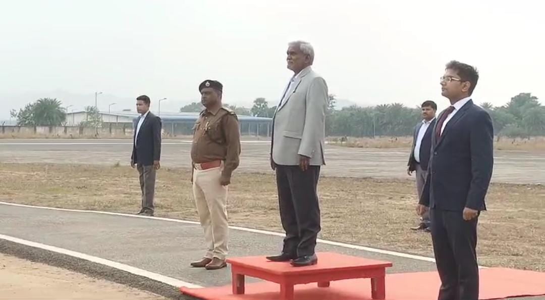 दुमका हवाई अड्डा पहुंचे सीएम, दिया गया गार्ड ऑफ ऑनर, फिर हेलीकॉप्टर से बरहेट, साहेबगंज के लिए हुए रवाना
