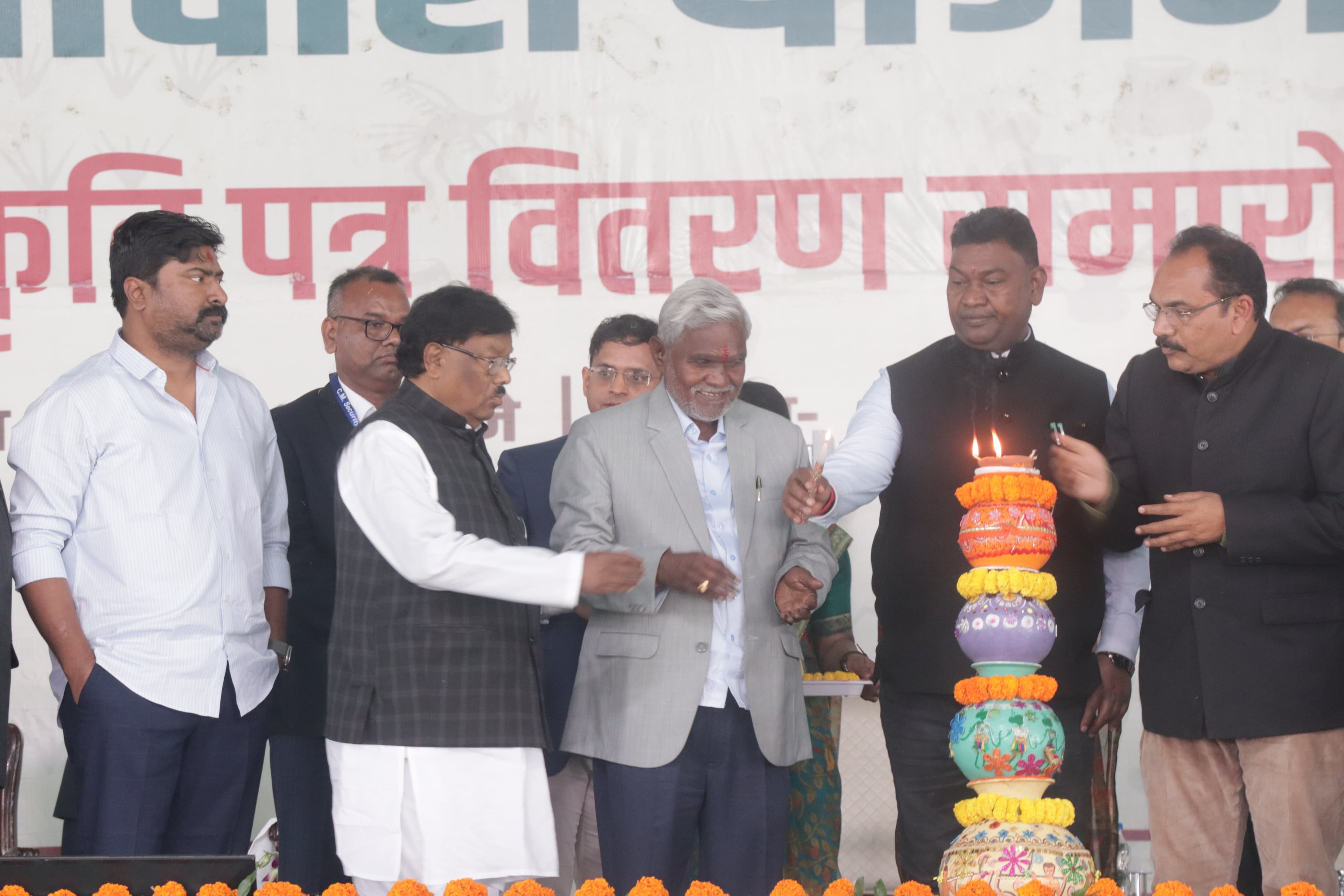 CM News : साहिबगंज के बरहेट पहुंचे सीएम चंपई सोरेन , पारंपरिक तरीके से हुआ स्वागत, अबुआ-आवास योजना के लाभुकों को देंगे स्वीकृति पत्र